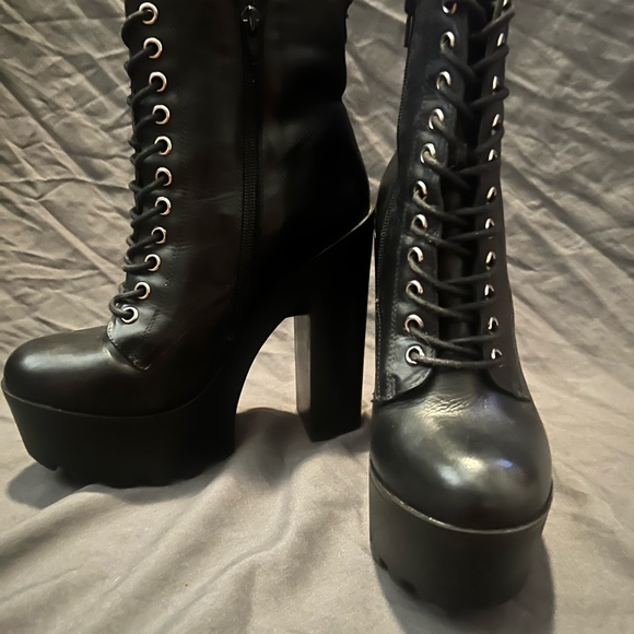 Steve Madden ankle high heels boots. Black size 9. Side zipper.Great condition - Picture 2 of 6